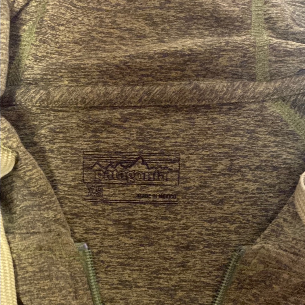 Patagonia full zip green light weight hoodie XS runs large - Picture 3 of 7